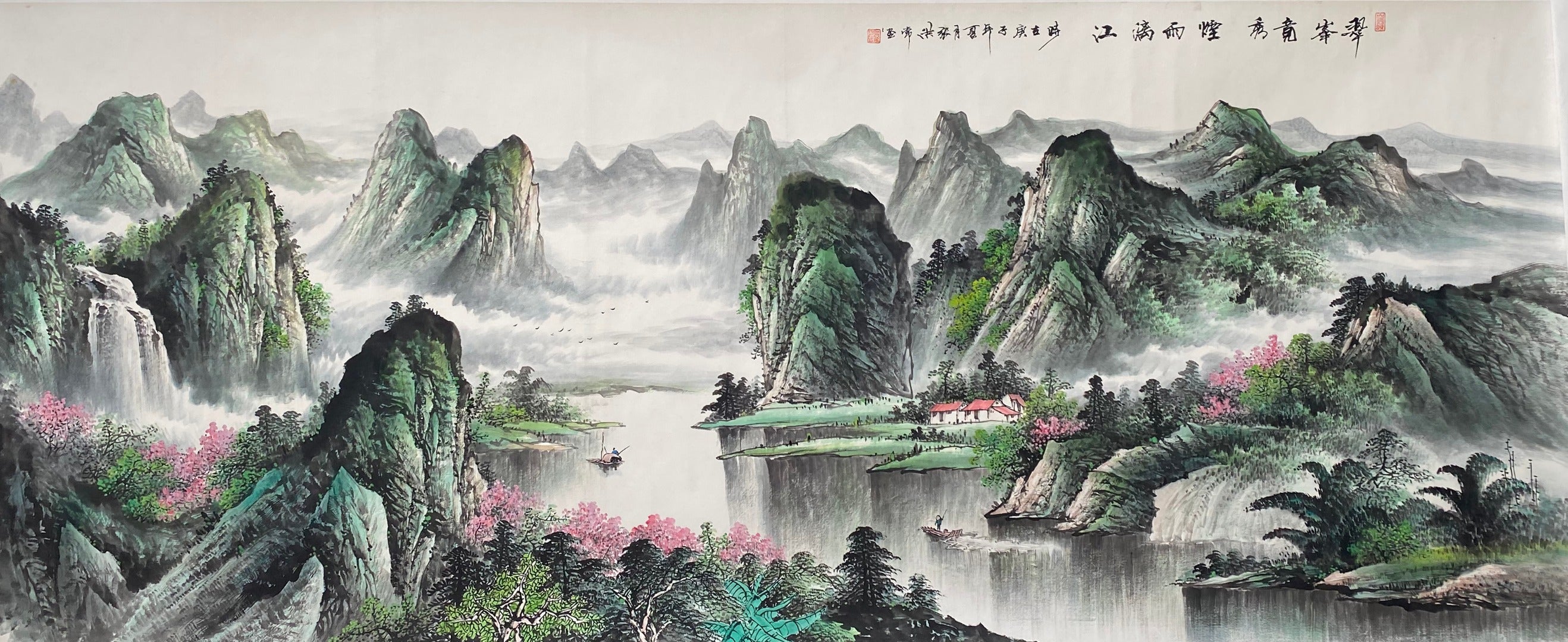 Green Peaks and Beautiful Scenery Along the Lijiang River